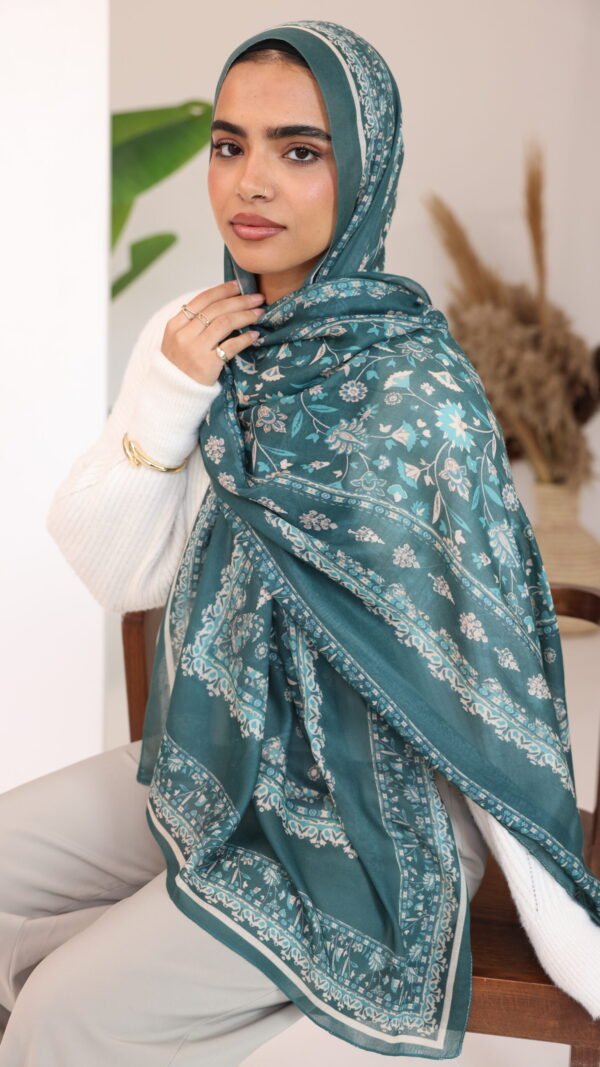 067A8427 deep bloom scarf