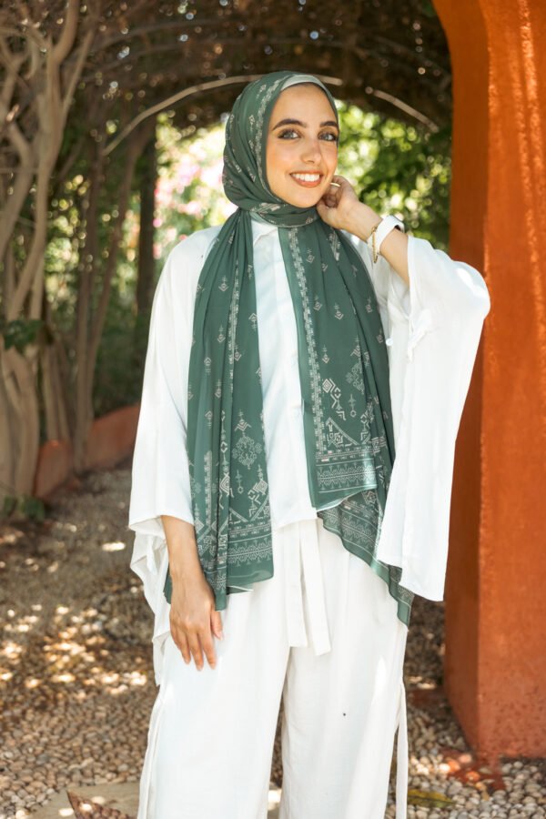 067A8327 Modesty Whisper