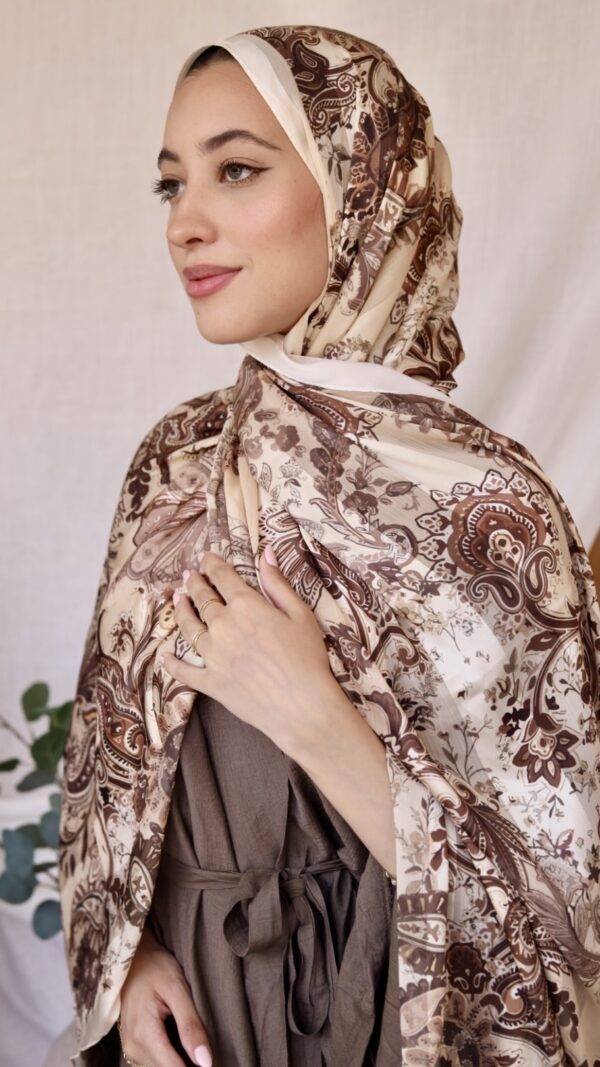 AU8A0076 Satin Moon